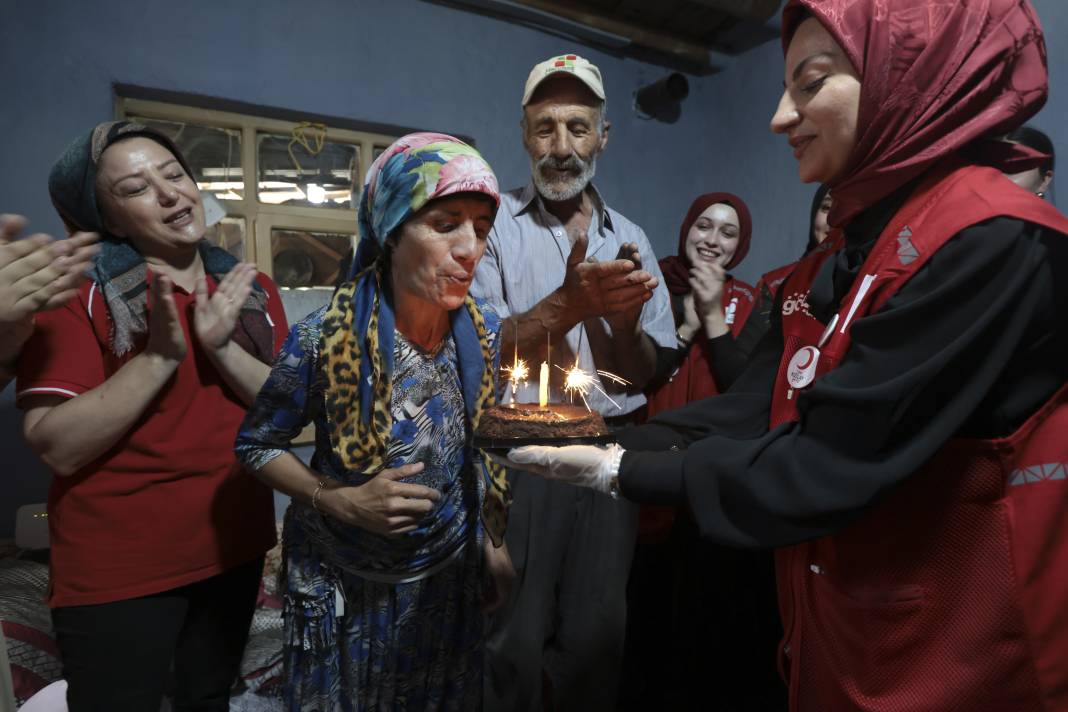 Konya’da Baba–Kızın yüzünü güldüren Kızılay sürprizi! 10